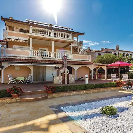 Amazing Apartment In Vodnjan With Kitchen *