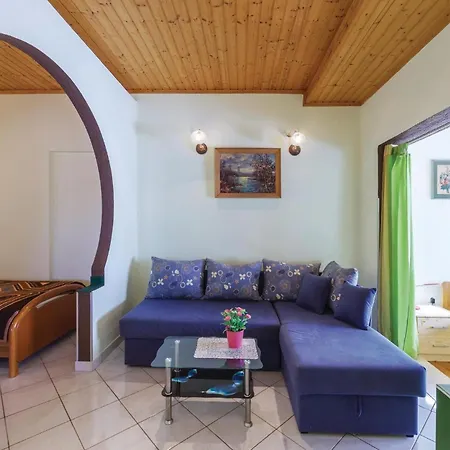 Amazing Apartment In Vodnjan With Kitchen