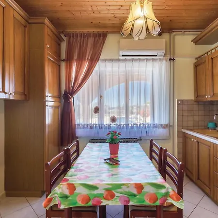 Amazing Apartment In Vodnjan With Kitchen